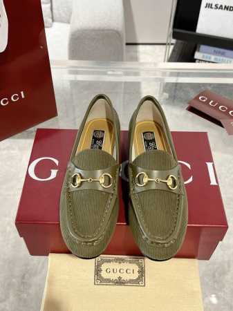 Gucci Horsebit 1953乐福鞋 这款Gucci乐福鞋以罗纹灯芯绒匠心打造，为品牌经典鞋款再添亮眼力作。圆润造型与金色调马衔扣配件在此浪漫邂逅，让人 - 点击图像关闭
