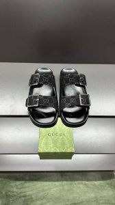 g家 新款 男码39～45， 46.订做 这款拖鞋采用 Gg 聚酯纤维制成，正面饰有 Gucci 标签，为款式增添了醒目的徽标感。 “Gucci Made In