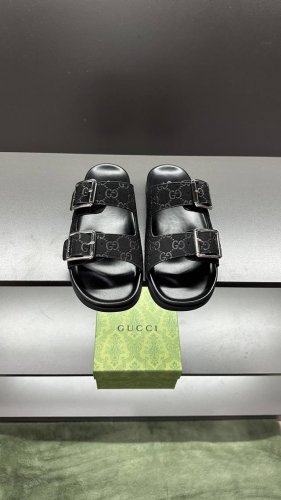 g家 新款 男码39～45， 46.订做 这款拖鞋采用 Gg 聚酯纤维制成，正面饰有 Gucci 标签，为款式增添了醒目的徽标感。 “Gucci Made In
