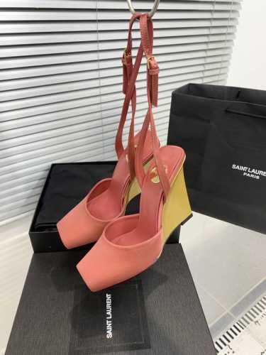 SaintLaurentYsl鱼嘴坡跟凉鞋！性感绝美收藏级别、精致的弧度，将女士脚踝处修饰更加纤细！满满高级感！穿上就是成熟御姐风，绝美！鞋面：牛漆皮、真丝内里
