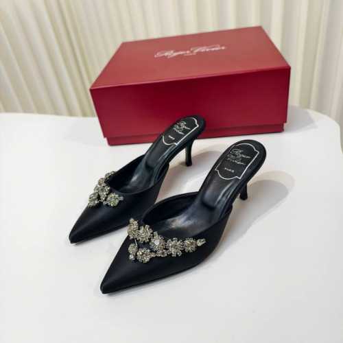 roger Vivier 新款黑色绸缎水钻尖头半拖 黑色缎面配上如流星一般排列的钻石 让您足尖更加闪耀花型设计偏优雅 就像是将银河繁星穿在脚上 鞋面 真丝绸缎面