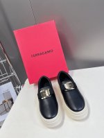 菲拉格慕Ferragamo春夏走秀款蝴蝶结休闲鞋 低帮设计结合厚底结构，搭配标志性细节，彰显盎然新意 该鞋款采用白色轻质皮革匠造而成，缀饰加衬皮革织带细节，系带