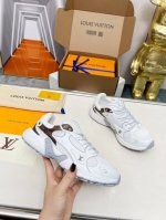 男女款购买原版1比1制作。秒杀一切仿品，此款 Lv Olympia 运动鞋融合网格面料与金属质感合成皮革等科技面料，以利落简约设计重绎经典跑鞋设计。Monogr