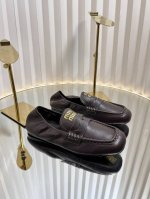 Miu Miu 24Ss秋冬季 布洛克方头乐福鞋 这款布洛克鞋线条简约设计经典 饰以Miu Miu徽标搭扣等金属细节 后松紧设计可踩脚一脚蹬 鞋面采用了进口 胎