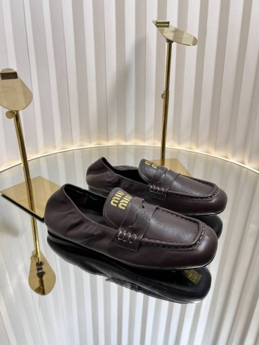 Miu Miu 24Ss秋冬季 布洛克方头乐福鞋 这款布洛克鞋线条简约设计经典 饰以Miu Miu徽标搭扣等金属细节 后松紧设计可踩脚一脚蹬 鞋面采用了进口 胎