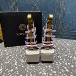 VERSACE范思哲秀场新款美杜莎新款防水台系列凉鞋！ 真丝漆皮+品牌特有的美杜莎人头装饰 每个成品犹如艺术品般的存在，赏心悦目 经典配色，顶级版本 艺术与设计
