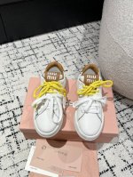 Miumiu丨缪缪 24 新款秋冬季 休闲鞋 独特的设计，时尚又百搭，无论是搭配牛仔裤还是裙子，都能轻松驾驭。鞋底的质感绝佳，行走间仿佛踩在云朵上细节之处尽显品