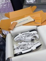 lv涂鸦款 顶级版本 原版开发 品质出货 欢迎对比 Lv板鞋系列 Lv Trainer Maxi运动鞋将成衣系列的宽松廓形引入Virgilabloh笔下的Lvt