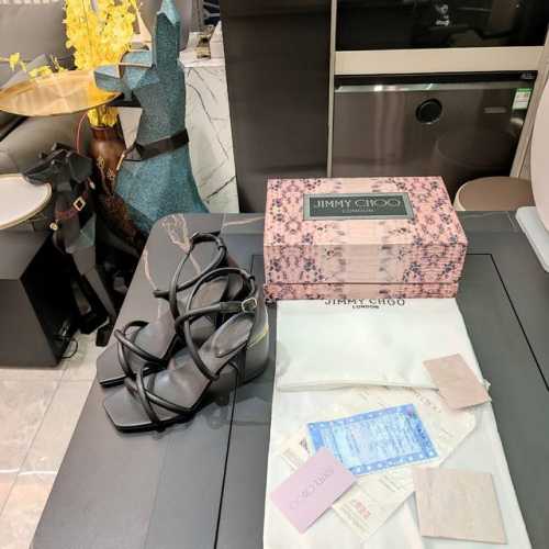 Jlmmy Choo周仰杰. 2024 专柜限量款3D蛇纹磁铁盒包装 顶级版本，低端勿比。摩登鞋履，春夏大粗跟方头棉心鞋带后包魅力凉鞋系列。 银色金属标识镶嵌鞋