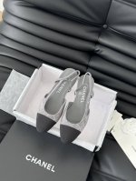 Chanel 经典Slingback后空凉鞋 前几年一直在做这个款 今年我们还是重新购版，再次精细Copy。 发现新版面的鞋面线条和形体舒适度都做了微调！ 这个