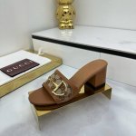 出厂价Pp Gucci夏季最新D字浅金马衔扣一字拖凉鞋！Gucci大D半马衔扣露趾一片式拖鞋凉鞋！顶级版本，欢迎比对，原版1:1复刻！这款女士凉拖配饰经典大D新
