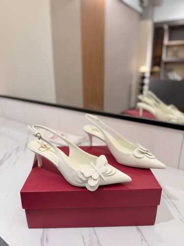 出厂价： VALENTINO华伦天奴 最火爆新品凉鞋高跟鞋 绝美蝴蝶装饰与性感尖头完美结合简直是夏天时髦巅峰纯手工打造原版复刻鞋面：亚皮大底：意大利真皮大底跟高