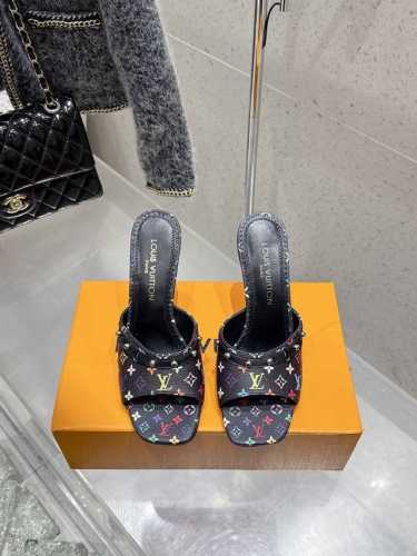 顶级版本 Louisvuitton 25 春夏新款 蝴蝶结跟矮跟凉拖鞋 很难不怀疑是不是借鉴了唐朝的唐三彩作为基础，创新成Lv经典标志Logo，采用彩色以及鞋面