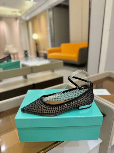 价格p： Aquazzura 菠萝 2025 春夏新品平跟凉鞋。满满的钻，超闪 精致女人必备款太性感了吧！超级显气质的一款。 套脚平跟单鞋，简洁别致造型，高挑的