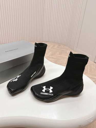 女 男 Balenciaga X Under Armour 安德玛联名 情侣款 飞驶运动鞋休闲鞋这款飞织运动鞋是巴黎世家和安德玛强强联合，运动品牌和时尚产品携手