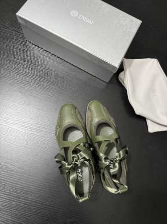 Quai 新品 玛丽珍鞋将甜美与时尚完美融合 精致交叉绑带搭配柔滑高光丝带蝴蝶结 灵动俏皮 鞋面细腻纹路与透气孔设计 兼具美观与舒适 轻松拿捏法式浪漫时髦感 鞋 - 点击图像关闭