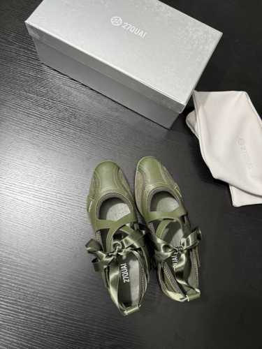 Quai 新品 玛丽珍鞋将甜美与时尚完美融合 精致交叉绑带搭配柔滑高光丝带蝴蝶结 灵动俏皮 鞋面细腻纹路与透气孔设计 兼具美观与舒适 轻松拿捏法式浪漫时髦感 鞋