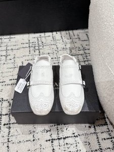顶级版本Prada 普拉达 25 走秀款复古2扣单鞋爆款！走秀款 复古感时髦满满 随意百搭 时尚休闲 独到味道，人人都爱也轻松驾驭 每年都会爆.足以征服你，穿上