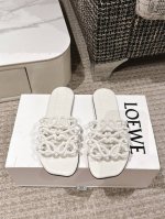 Loewe 罗意威 25 春夏新品petal Anagram 露趾镂空 拖鞋 疯狂种草简约设计感觉更干净优雅 让你念念不忘 颜色也很耐看漂亮，上脚瞬间气质十足气