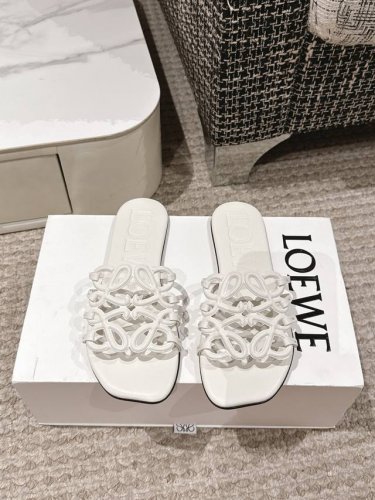 Loewe 罗意威 25 春夏新品petal Anagram 露趾镂空 拖鞋 疯狂种草简约设计感觉更干净优雅 让你念念不忘 颜色也很耐看漂亮，上脚瞬间气质十足气