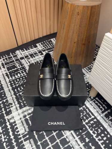 半拖 -乐福 - 25Ss春夏新款Chanel小香珍珠半拖鞋 乐福鞋 鞋面饰以经典元素珍珠双C扣，与鞋面一圈珍珠前后呼应！一年四季皆可穿 不管什么时候拿出来搭配