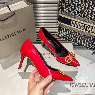 出厂： Balenciaga 巴黎世家新款 金属扣 Bb扣尖头高跟鞋 细跟单鞋 巴黎世家的鞋子绝对开了挂，整双鞋的精髓就是它的鞋头了，够长够尖，并且不带臃肿感，