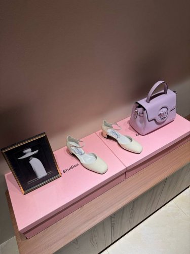 Jimmy Choo｜周仰杰25Ss早春新品水钻粗跟中空凉鞋 Jc家永恒经典之作 简约设计 满满的少女风 既摩登又复古的味道 鞋面采用原版定制真丝 内里进口混种