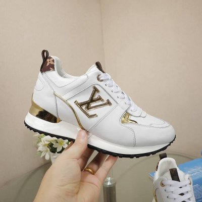2670路易威登官网同步情侣款运动鞋，本款 Run Away 运动鞋取材小牛皮革 加科技橡胶外底，以侧面 Lv 字母和金属减震注入工致意味，后者镂刻 Lv Ci