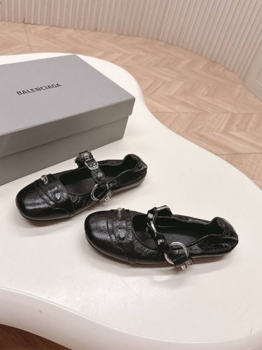 Balenciag*25S春夏新款芭蕾舞鞋巴黎世家非常经典的铆钉设计 小猫跟非常性感 搭配铆钉的狂野自我 不羁风格满满 内里鞋面的特殊天然纹路清晰细腻 有一种自