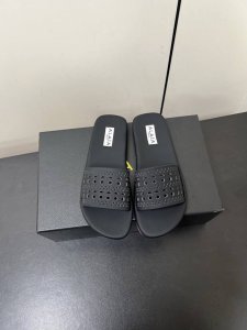 Alaia阿莱亚25新款复古镂空凉拖鞋 满满的少女风 既摩登又复古的味道 非常的简约大气 不管是半身裙，连衣裙还是牛仔裤 它都能成为点睛之笔！优雅高级！ 鞋面采