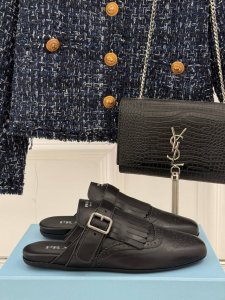 厂价半拖 乐福鞋 Prada 普拉达25Ss新品复古 走秀流苏乐福鞋半拖鞋系列 流苏搭配雕花工艺设计 网红Ins热捧 复古又时尚 上脚非常舒适又百搭！ 鞋面采用