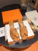 冲量价: HERMES爱马仕，粗跟系列H拖，上脚颜值超高！原版复刻，专柜同步鞋面材质:高级定制头层手掌纹牛皮，内里垫脚羊皮，意大利真皮大底。多色选择！码数:34