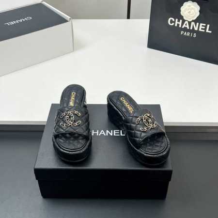 主推款 310 顶级品质！实物拍摄太美啦Chanel2660新款菱格链条厚底拖鞋坡跟防水台凉拖鞋 真的太美啦吧！ 香奈儿属于夏天的颜色 仙女必备爆款 太喜欢这双 - 点击图像关闭