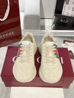 Gucci新品 Rhyton系列情侣款老爹鞋 运动鞋 Rhyton系列推出全新象牙白色皮革款式，巧妙结合该系列标志性的超大造型鞋底和厚实结构。这款经典鞋款缀饰标