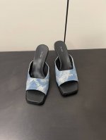 The row极简风鱼嘴凉拖鞋 各路女神的必备神器，经典永恒的爱 鞋面：原版牛仔布刺绣 内里：进口羊皮 鞋垫：进口羊皮 鞋底：意大利真皮大底 跟高：6.5cm