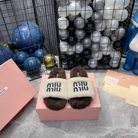 miumiu ss24 new arrival～ M家2024缪缪 秋冬新款字母羊毛拖鞋 超舒适的Miu毛拖 简约 随性 时髦有范， 慵懒又不乏高级感，最舒适的 - 点击图像关闭