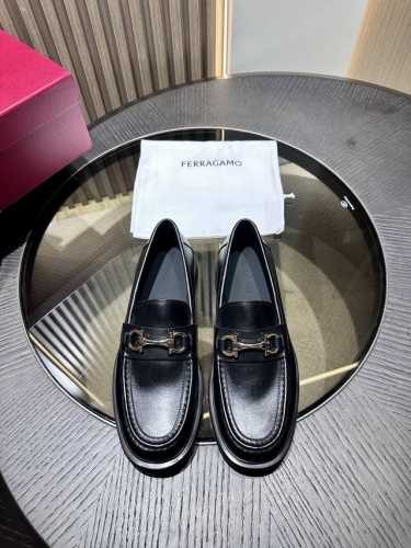 Ferraga*莫卡辛鞋集新颖鞋型、上乘材质与精湛细节于一体，进口牛皮 脚背点缀金色Gancio扣饰，焕现奢华风采。发泡鞋底质感柔韧 轻便 Size 39-44