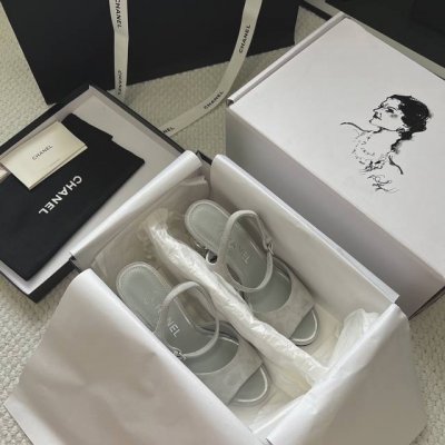 chane* chane* 小香25p春夏新品 蜜儿珍珠跟粗跟凉鞋 简约又大气 日常和旅游都蛮适合滴 能包容各种脚型 对脚胖妹子很友好 轻松打造各种风格造型 非