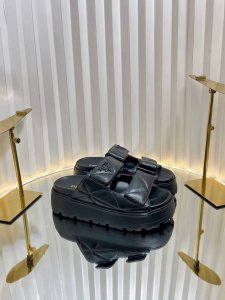 最新系列 Prad* 普拉达25款 厚底魔术贴凉鞋 拖鞋罗马厚底魔术贴凉鞋 最新走秀款，经典升级 舒适度与时髦度并存 每个颜色搭配都好看，设计搭配不同风格需求
