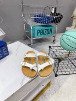 出厂230火爆Ins的博肯时尚 不少潮人都有穿它 只要搭配得当 勃肯鞋也能穿出很有范 勃肯鞋的好处就是既可以当作便服鞋 又可以用它来搭配各种奇奇怪怪可可爱爱的长