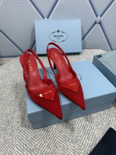 代购品质 prada 普拉达春夏新款原版复刻 实力来袭 当红巨星金晨同款凉鞋 时髦百搭Nice单品 意大利专柜代购原版鞋开发 1比1照足原味复刻 今年的主题就是