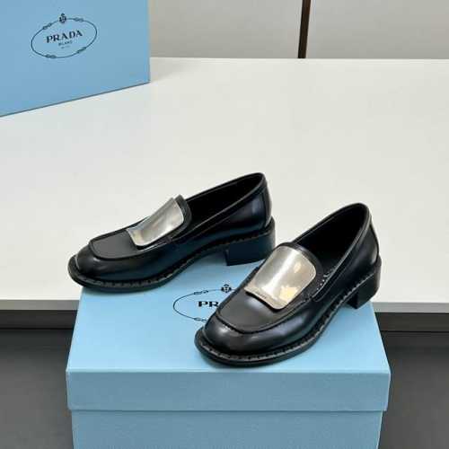 高版本 开边珠 2025新款 prada 普拉达走秀新款金属Logo小皮鞋、乐福鞋 上脚无敌好看简直万种搭配， 随意穿搭拿捏的稳稳的，Hold的各种穿搭场合 简