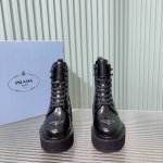 秋冬季最新爆款马丁靴、圆头铁三角系绳，弹力短 众多网红上脚，这款圆头粗跟，瘦腿神器，超帅霸气，版型超正，今年非常小爆，穿上 增高 休闲两不失误 鞋面以双扣皮带设