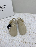 出厂 高版本 Prada普拉达 25 新款 包头 勃肯 凉鞋 专柜一上就断货的节奏 超级多的网红时尚博主种草 上脚真的太舒服了，细腻舒适又不单调！各大网红明星都