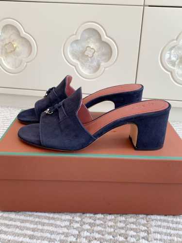 平底 粗跟 代购级 Loro piana Summer Charms Ser LP女士凉鞋拖鞋产品详情：这款绒面羊皮革凉鞋搭配饰有Loro Piana My C
