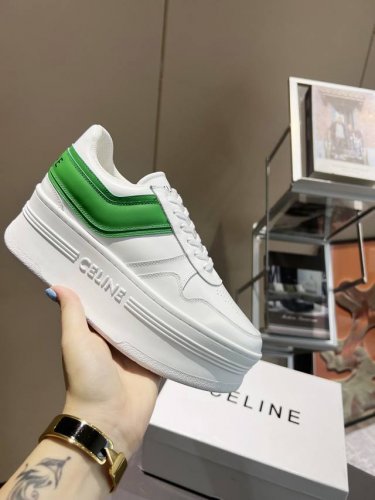 冲量 Celine Ss 厚底小白鞋 这款Celine春夏的新品，非常百搭的绝对不会出错的一款，特别是在搭比较长的阔腿裤牛仔裤时效果非常好，可以很好的拉长比例。