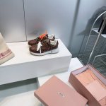 高品质出厂 顶级品质Miu Miu 缪缪 25春夏新款复古擦色老爹鞋厚底休闲鞋 颜值担当火爆款运动鞋 不得不入的一款 做旧时尚 简约高级 随意搭配上脚非常舒适