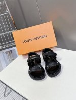 Lv 路易威登春夏最新凉鞋硬货上新 bs代购级别 高级感十足 国内外博主刷爆的一款 复古又时髦 上脚美炸了 官网主推款 T 鞋面 原版小牛皮 内里: 进口混种羊