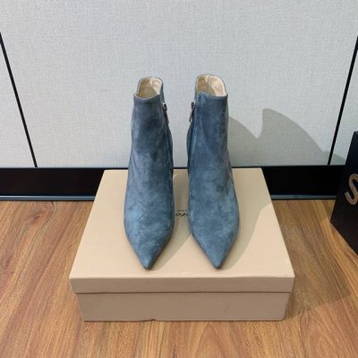Gianvit* Ross* 尖头高跟短靴。精致的鞋楦，款式时尚。女人味十足。非常值得推荐给你们 材质：鞋面1羊京2羊皮。羊皮内里及垫脚，真皮大底。跟高8.5c