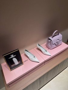 PRADA 普拉达25走秀尖头猫跟单鞋必须夸一下这双小猫跟挺高级的 酷中带点小性感！鞋面采用进口开边珠牛皮内里垫脚进口小羊皮 意大利进口牛皮大底跟高：5.5cm